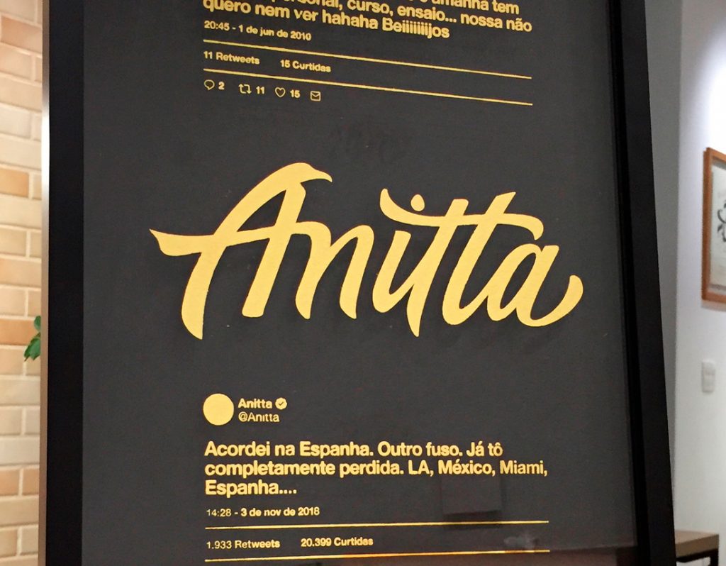 Anitta / Claro - Folha de ouro