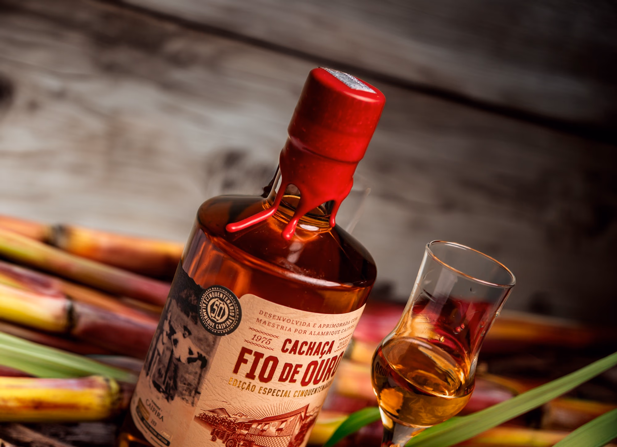 Detalhe do lacre de cera vermelha e da taça de degustação com a cachaça envelhecida