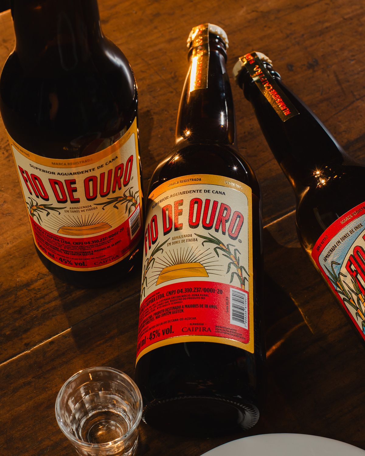 Rótulos retrô da cachaça Fio de Ouro inspirados nos anos 1940