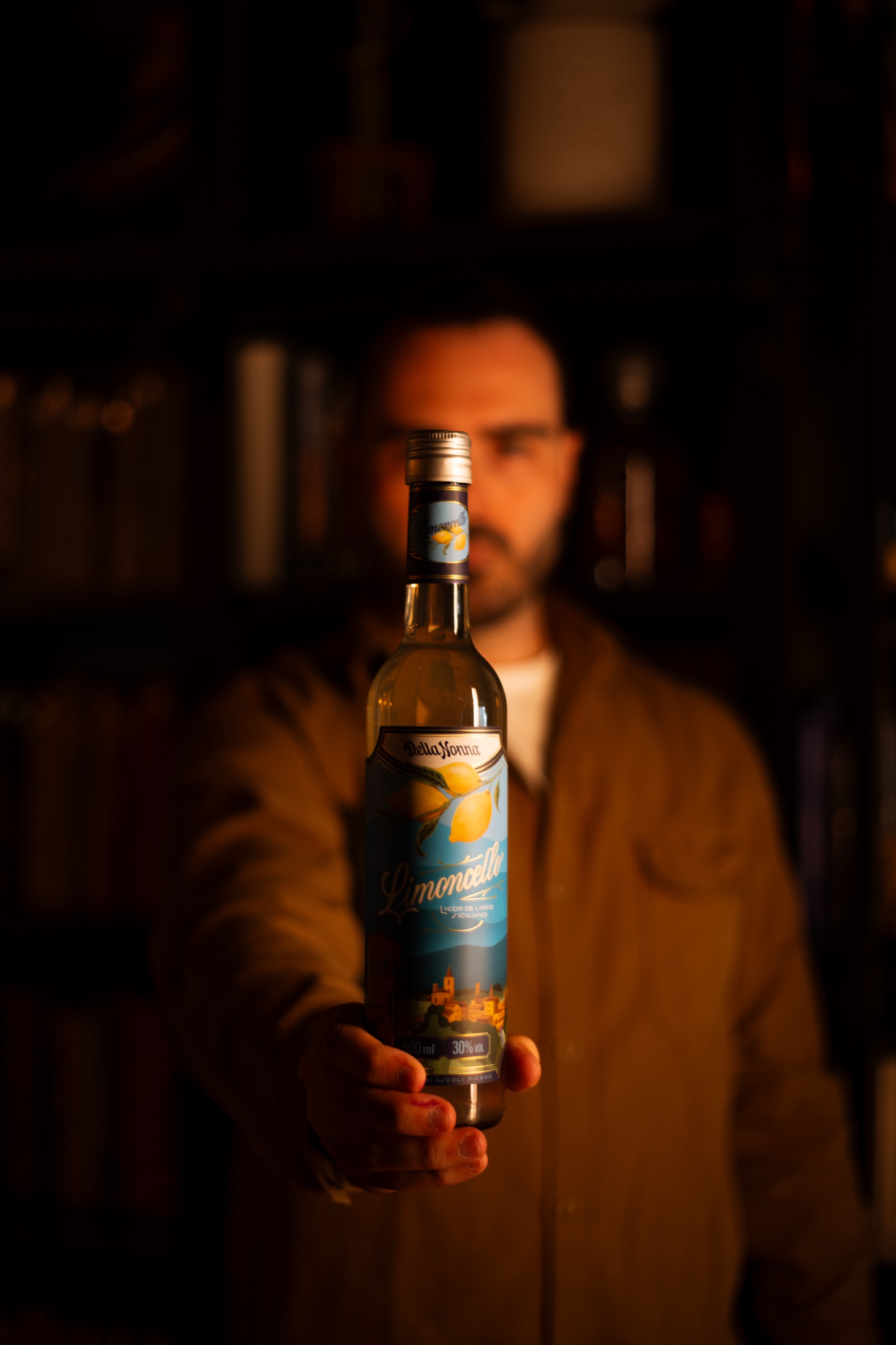 Victor Tognollo segurando a garrafa do Limoncello Della Nonna